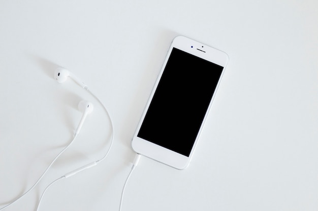 Smartphone avec écouteur isolé sur fond blanc