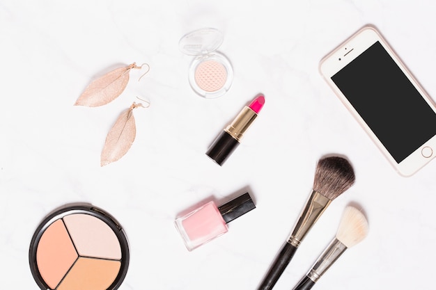 Smartphone et fournitures de maquillage