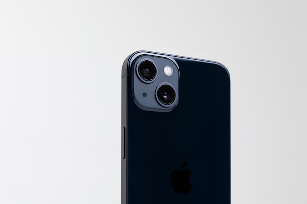 Smartphone mobile moderne, il est de couleur noire puis sur un fond isolé avec deux caméras en gros plan