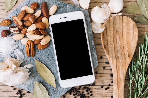 Photo gratuite smartphone parmi les aliments