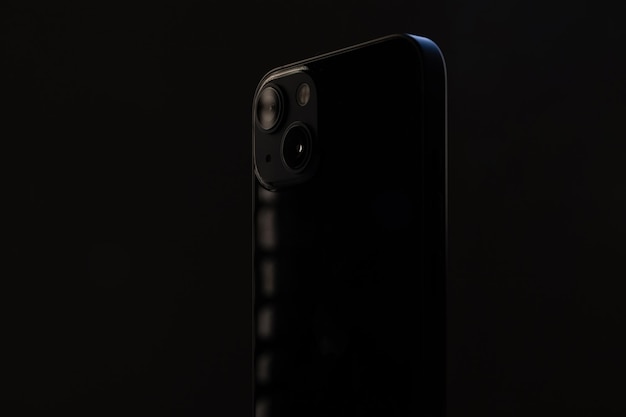 Smartphone rectangulaire brillant élégant avec deux caméras sur un gros plan d'arrière-plan noir isolé