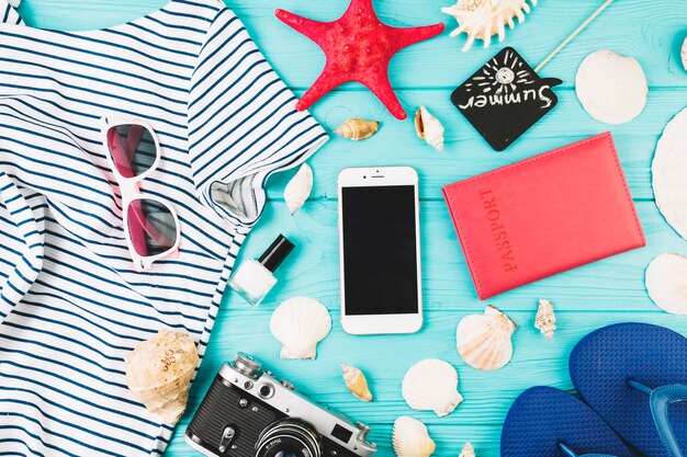 Smartphone et T-shirt près de trucs de vacances