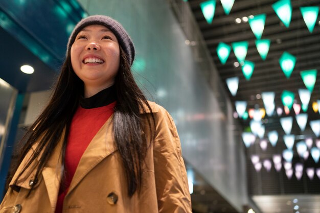 Smiley adolescente marchant dans le centre commercial