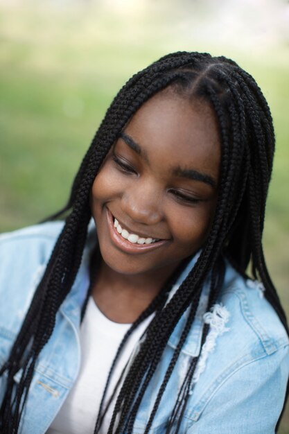 Smiley adolescente noire se détendre à l'extérieur