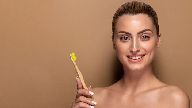 Smiley adulte femme tenant une brosse à dents