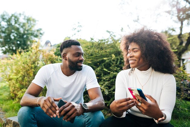 Smiley amis interculturels assis sur un banc