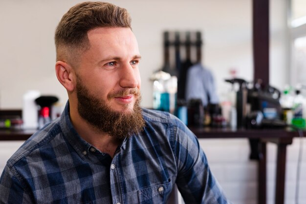 Smiley bel homme chez le coiffeur