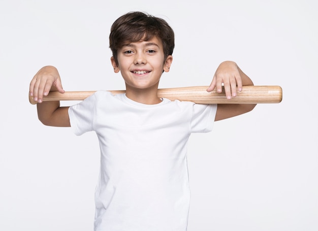 Smiley boy holding batte de baseball