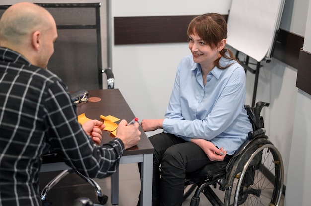 Photo gratuite smiley businesswoman en fauteuil roulant