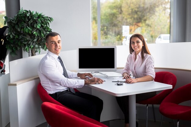 Smiley concessionnaires de voitures au bureau