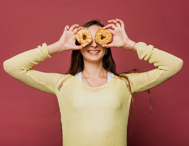 Photo gratuite smiley coup moyen avec des beignets