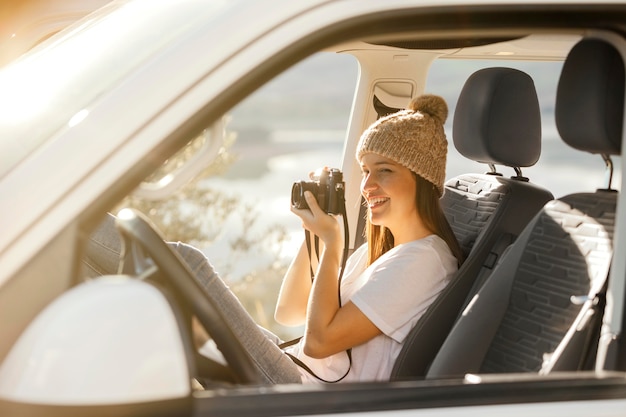 Smiley coup moyen femme prenant des photos