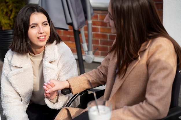 Smiley coup moyen femmes à l'extérieur