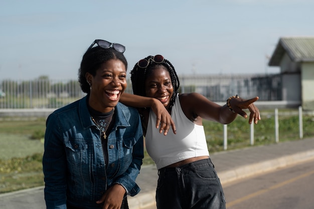 Photo gratuite smiley coup moyen femmes à l'extérieur