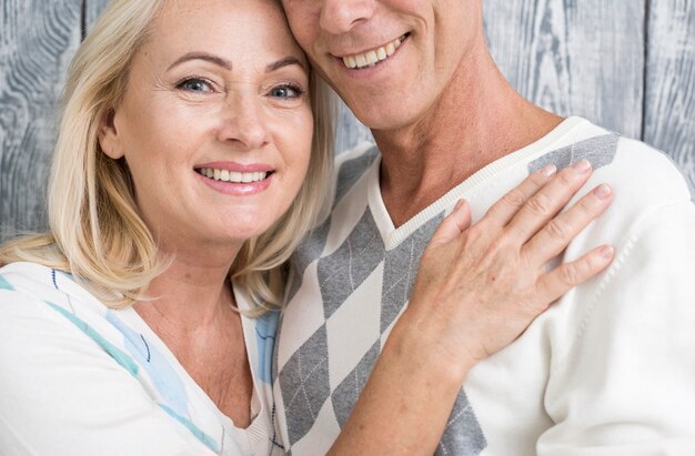 Smiley couple avec fond en bois