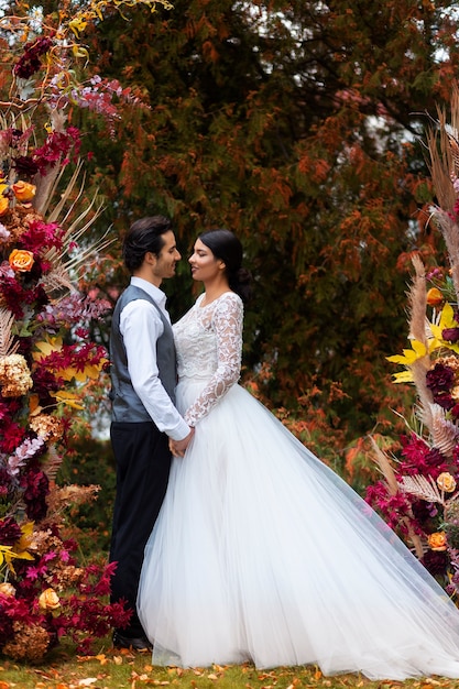 Smiley couple posant au mariage plein coup