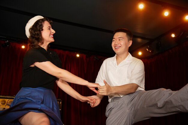 Smiley couple swing danse angle faible