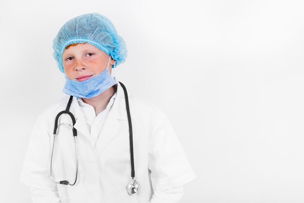 Smiley enfant avec filet de cheveux et stéthoscope