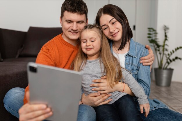 Smiley famille avec ordinateur portable coup moyen
