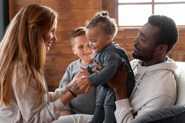 Photo gratuite smiley famille avec plan moyen de la nourriture