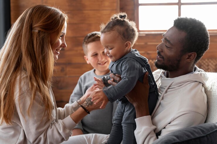 Photo gratuit smiley famille avec plan moyen de la nourriture
