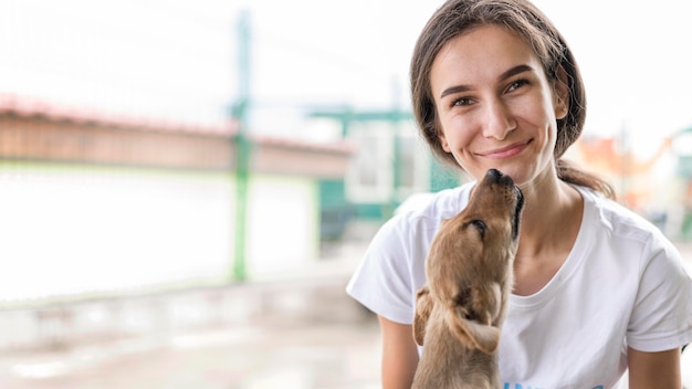 Smiley femme avec adorable chien de sauvetage au refuge