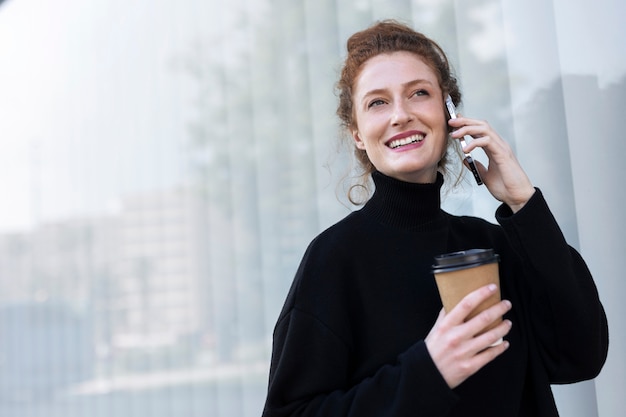 Photo gratuite smiley femme d'affaires vue de côté