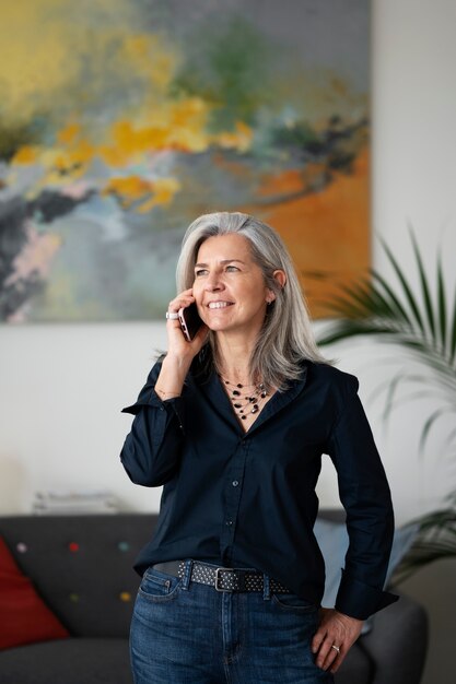 Smiley femme âgée parlant au téléphone coup moyen