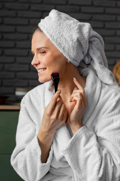 Smiley femme à l'aide de l'outil du visage coup moyen