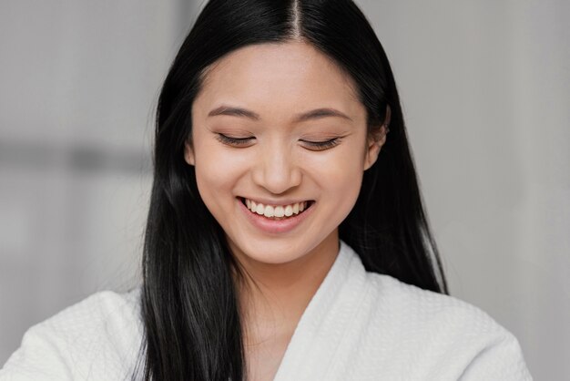 Smiley femme asiatique à la maison