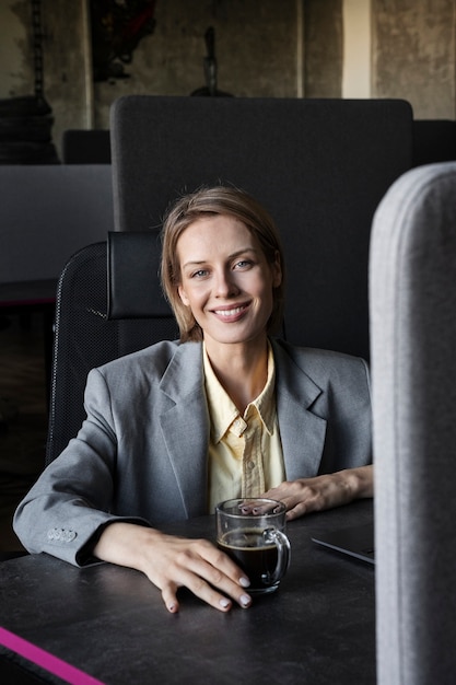 Smiley femme au bureau vue de face