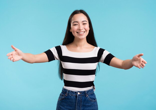 Smiley femme aux bras ouverts pour un câlin