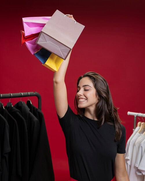 Smiley femme brandissant ses sacs