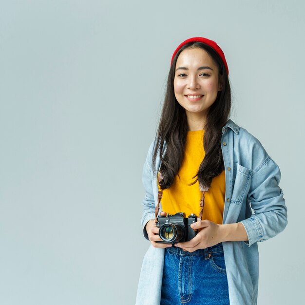 Smiley femme avec caméra à l'intérieur