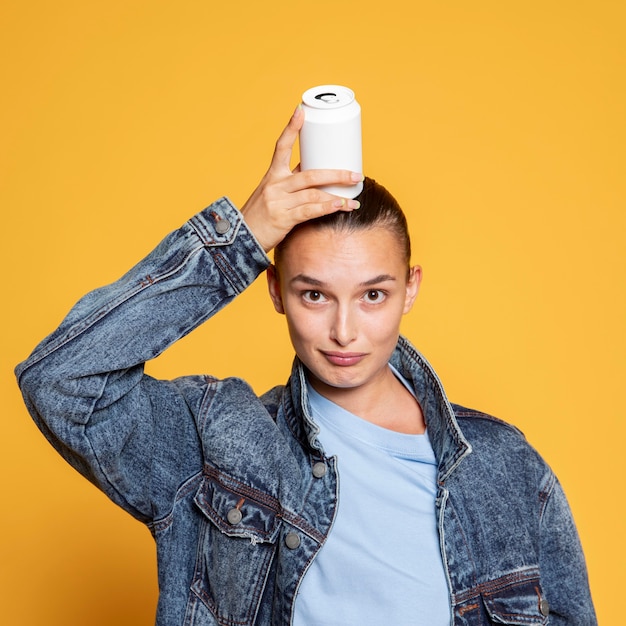 Smiley femme avec canette de soda sur la tête