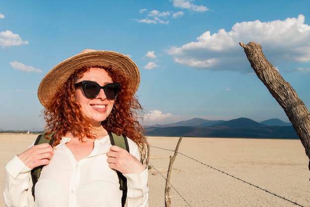 Smiley femme avec chapeau voyageant