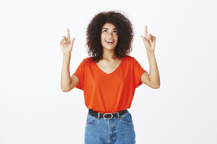 Photo gratuit smiley femme avec une coiffure afro qui pose en studio