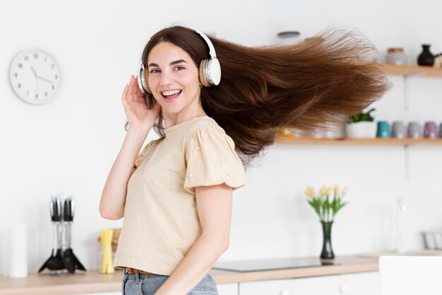 Smiley femme écoutant de la musique