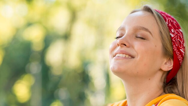 Smiley femme à l'extérieur avec espace copie