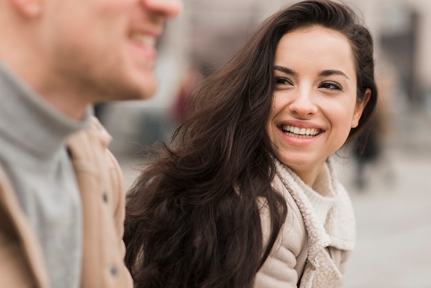 Smiley femme à l'extérieur avec homme