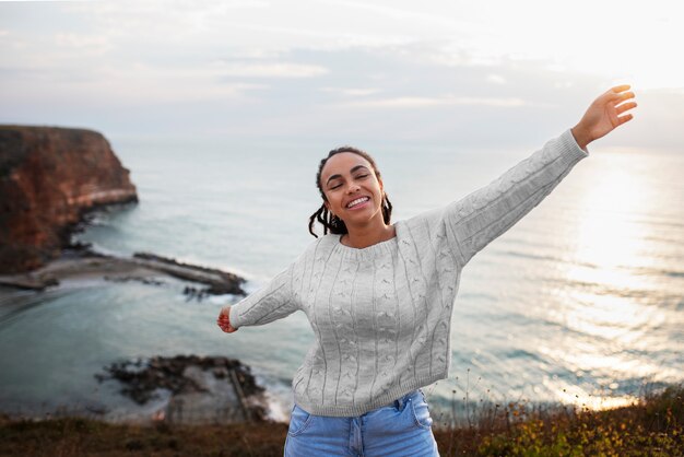 Smiley femme à l'extérieur vue de face