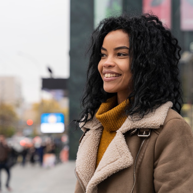 Photo gratuite smiley femme à l'extérieur