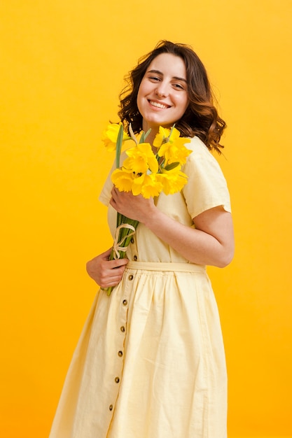 Smiley femme avec des fleurs