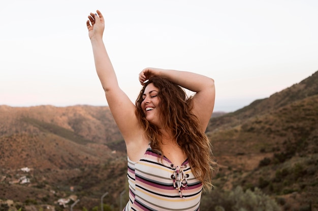 Smiley femme insouciante à l'extérieur dans la nature