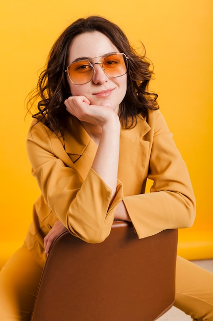 Photo gratuite smiley femme avec des lunettes de soleil