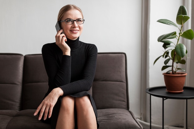 Smiley femme moderne parlant au téléphone