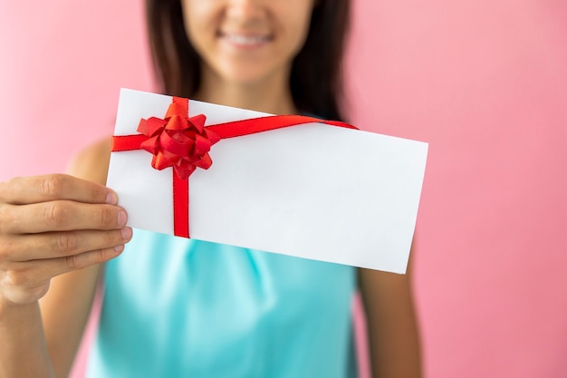 Smiley femme montrant une enveloppe