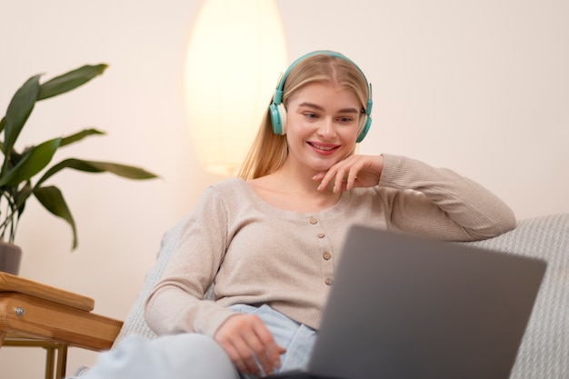 Smiley femme avec ordinateur portable coup moyen