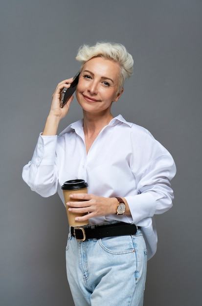 Smiley femme parlant au téléphone coup moyen