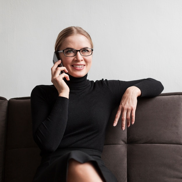 Smiley femme parlant au téléphone